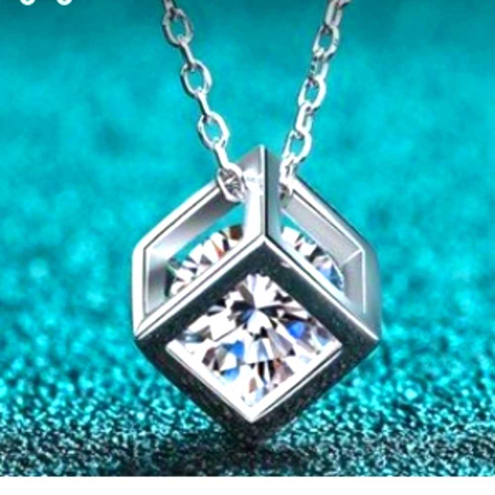 Gem in a Cube Necklace!! Silvertone Costume Jewelry. NWOT